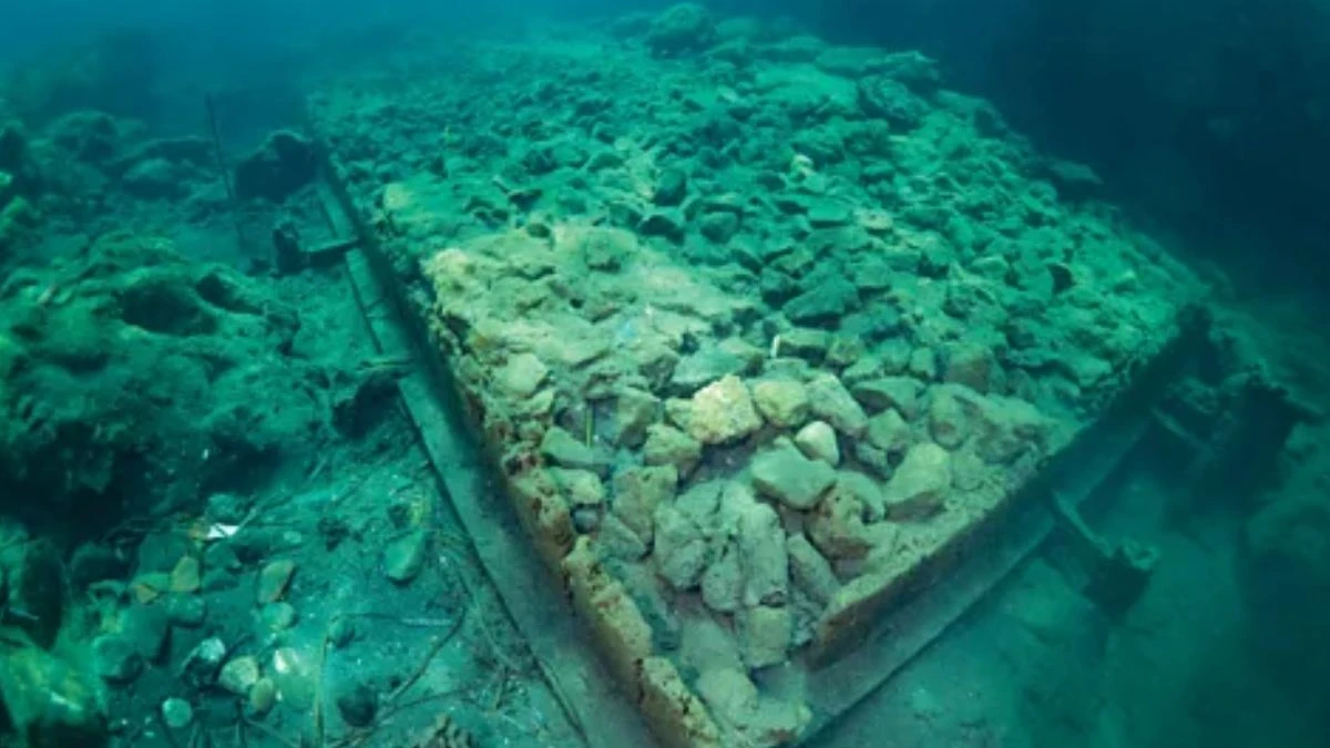 italy sunken roman city aenaria, italy sunken city rises, volcanic eruption sank aenaria, ischia fascinating history, sunken city returning from sea, roman empire, ancient roman city, roman empire, ancient civilizations, volcanic eruption, excavation programme