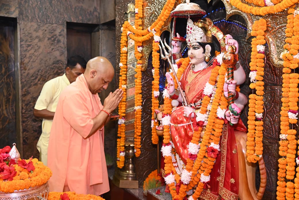 मुख्यमंत्री योगी आदित्यनाथ, मां पाटेश्वरी शक्तिपीठ, शारदीय नवरात्रि, दर्शन-पूजन, गायों को चारा व गुड़, Chief Minister Yogi Adityanath, Maa Pateshwari Shaktipeeth, Sharadiya Navratri, Darshan and worship, Fodder and jaggery for cows