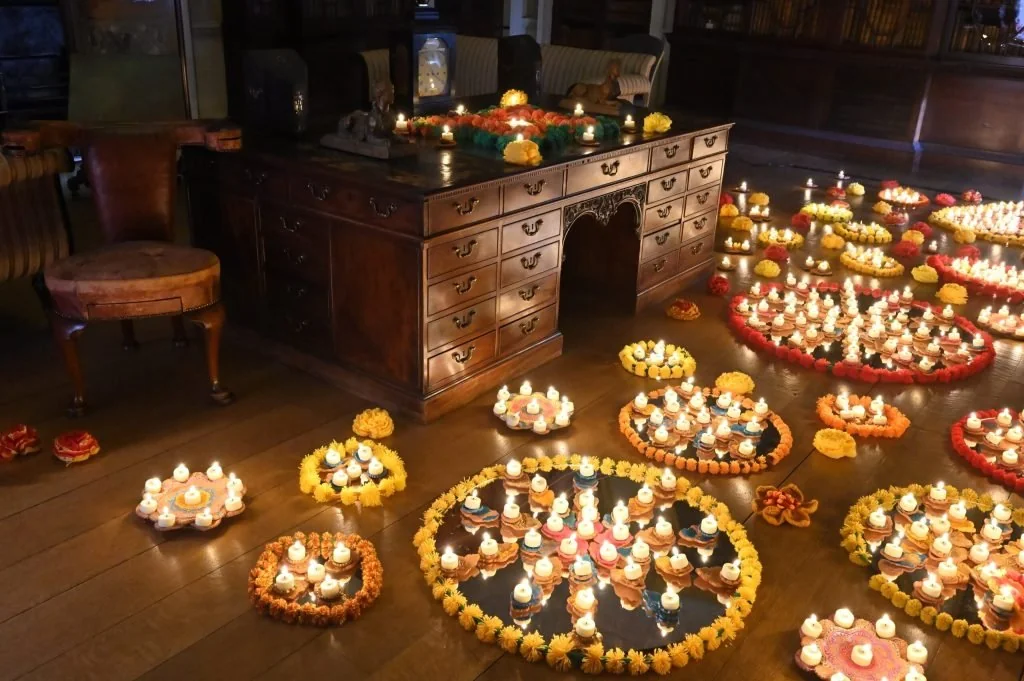 in which countries diwali is an official holiday, दिवाली पर किस देश में हुई है ऑफिशियल छुट्टी, किस देश में दिवाली पर रहती हैं छुट्टियां, और देशों में कैसे मनाते हैं दिवाली, किन देशों में रहते हैं भारतीय, how many countries celebrate diwali, Countries That Celebrate Diwali Outside India