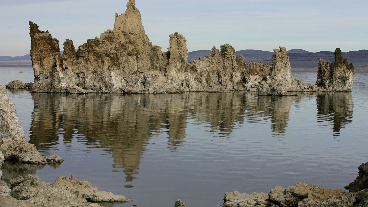 Amazing lake , weird news , bizarre news , shocking news , world , अजब गजब , अजीबोगरीब खबर , जरा हटके , mono lake , California