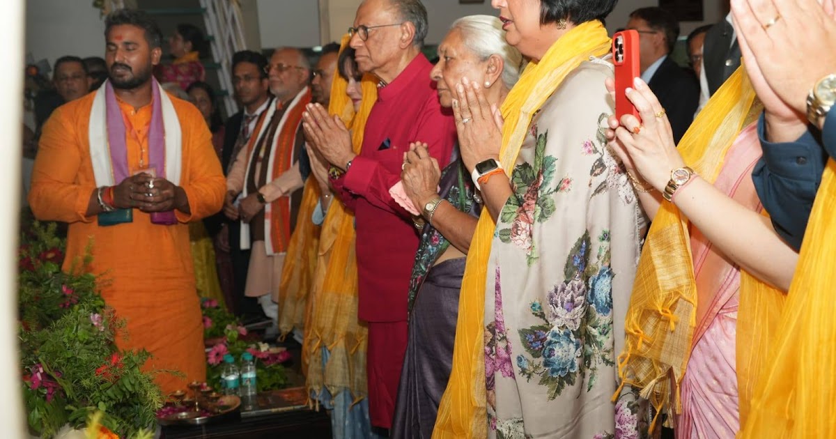 Cm yogi in varanasi, ganga aarti, navinchandra ramgoolam, varanasi news, ganga aarti varanasi, up news, cm yogi news, navinchandra ramgoolam in varanasi, Varanasi News in Hindi, Latest Varanasi News in Hindi, Varanasi Hindi Samachar, वाराणसी में सीएम योगी, गंगा आरती, नवीनचंद्र रामगुलाम, वाराणसी समाचार, गंगा आरती वाराणसी, यूपी समाचार, सीएम योगी समाचार, नवीनचंद्र रामगुलाम वाराणसी में