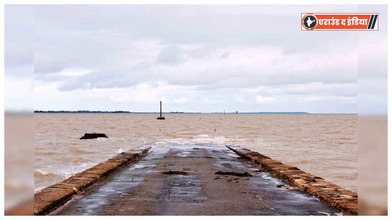 Passage du Gois France,disappearing road France,Noirmoutier Island,tidal road France,unique natural phenomena।,Atlantic coast France