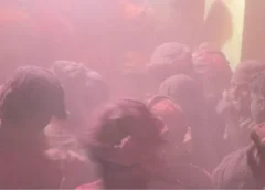 लठामार होली से पहले बरसाना में रंगों की गूंज, रंगीली गली अबीर-गुलाल से सराबोर; पद गायन संग निकली प्रथम चौपाई