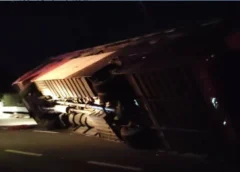 दिल्ली से बिहार जा रही डबल डेकर बस पलटी, बाराबंकी में 14 घायल, यातायात कई घंटे बाधित