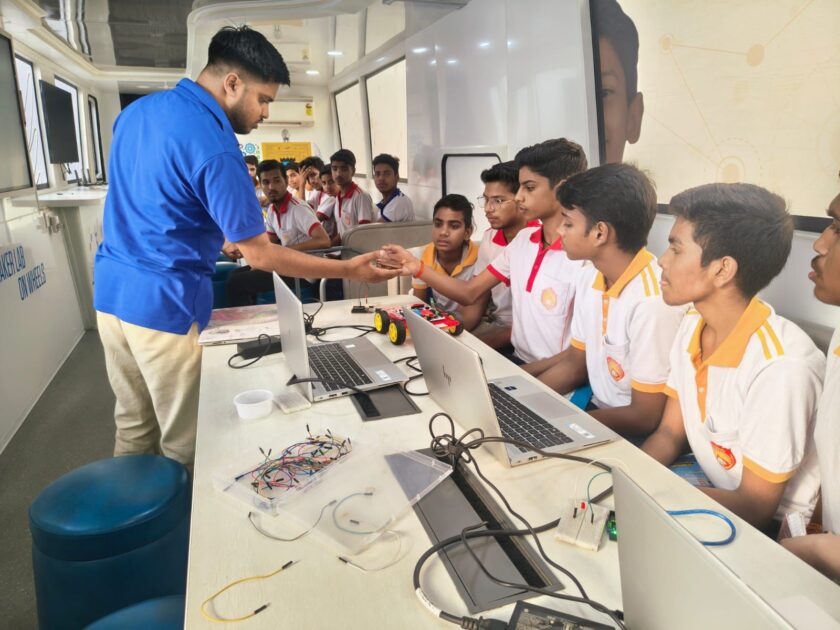 Lab on Wheels AKTU,Atal Residential Schools UP,Vihan Residential Schools labor department,Mobile science lab Uttar Pradesh,Education for laborers children UP,AKTU mobile lab initiative,CBSE 10th result Atal school,Technical education department UP