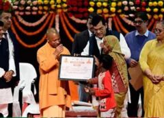गोरखपुर को 926 करोड़ की सौगात: सीएम योगी ने बांटी सहायता राशि, आवास की चाबियां और आयुष्मान कार्ड