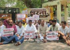 लखनऊ विश्वविद्यालय में फीस वृद्धि विवाद गरमाया, निष्कासित छात्र नेताओं के समर्थन में धरने पर बैठे पूर्व छात्रसंघ अध्यक्ष