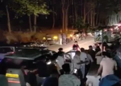 नैनीताल से लौट रहे मेरठ के परिवार पर टूटा कहर: खाई में गिरी टेंपो ट्रैवलर, 2 महिलाओं की मौत, 25 घायल