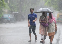 UP Weather Alert: यूपी में झमाझम बारिश से मौसम हुआ सुहाना, दिन-रात के तापमान में गिरावट; आज भी भारी बारिश का अलर्ट