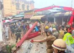 आगरा में बारिश के बीच बड़ा हादसा, नाले में समाई साड़ी की दुकान; महिला सिपाही समेत 5 को बचाया, मां की तलाश जारी