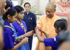 रक्षाबंधन पर ‘बिटिया और बहना-यूपी का गहना’ स्नेह बंधन कार्यक्रम में स्कूली बच्चियों ने मुक्यमंत्री को बांधी स्नेह की डोर