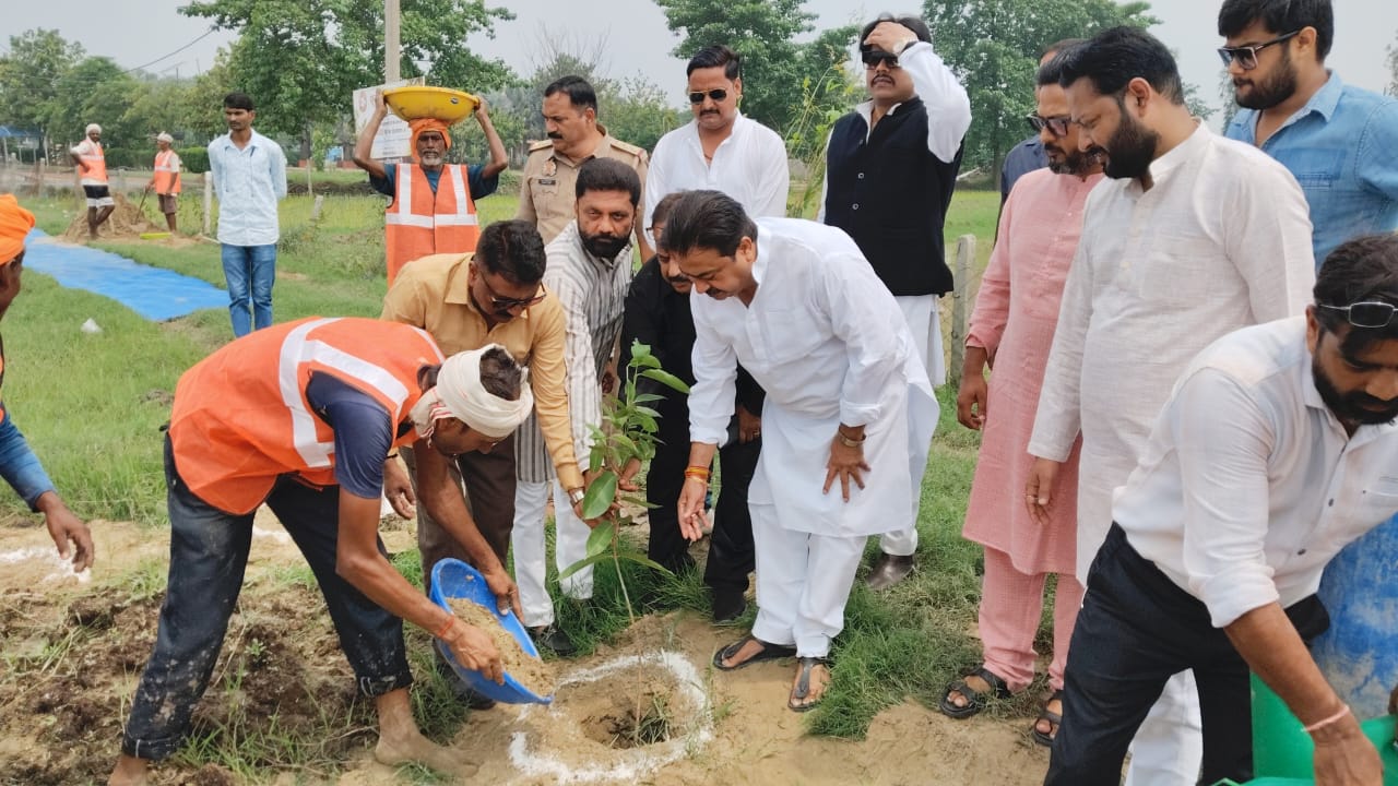 Akshay Pratap Singh Tree Plantation,Neelansh Water Park Lucknow Plantation,Lucknow Plantation Drive 5000 Trees,Neelansh Water Park News,MLC Kunwar Akshay Pratap Singh Lucknow,Medicinal Tree Plantation Lucknow,Environmental Conservation Drive Lucknow,Itauja Neelansh Water Park Event