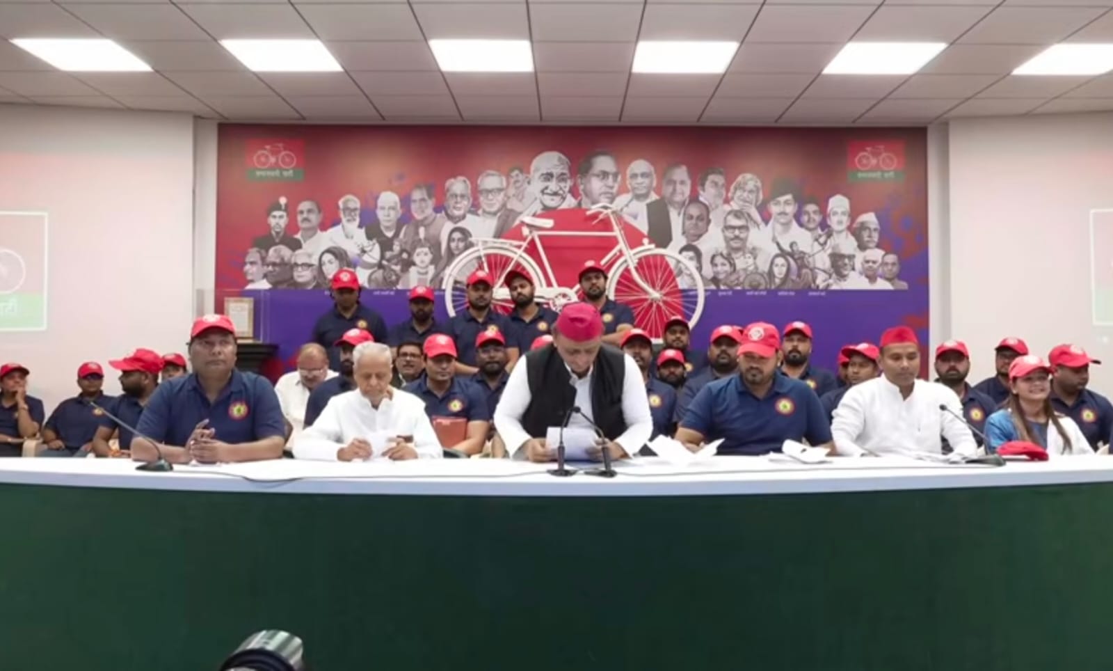 Samajwadi Party,Akhilesh Yadav,Samajwadi Chhatra Sabha,Samajwadi Chhatra Sabha dress,SP student wing,Student Week campaign,Akhilesh Yadav latest news,PDA politics,PDA campaign,Samajwadi Party student campaign,Uttar Pradesh politics,UP political news,blue T-shirt Samajwadi Party,student politics in Uttar Pradesh,Akhilesh Yadav AI statement
