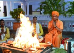 महानिशा पूजन कर सीएम योगी ने की जगत कल्याण की प्रार्थना